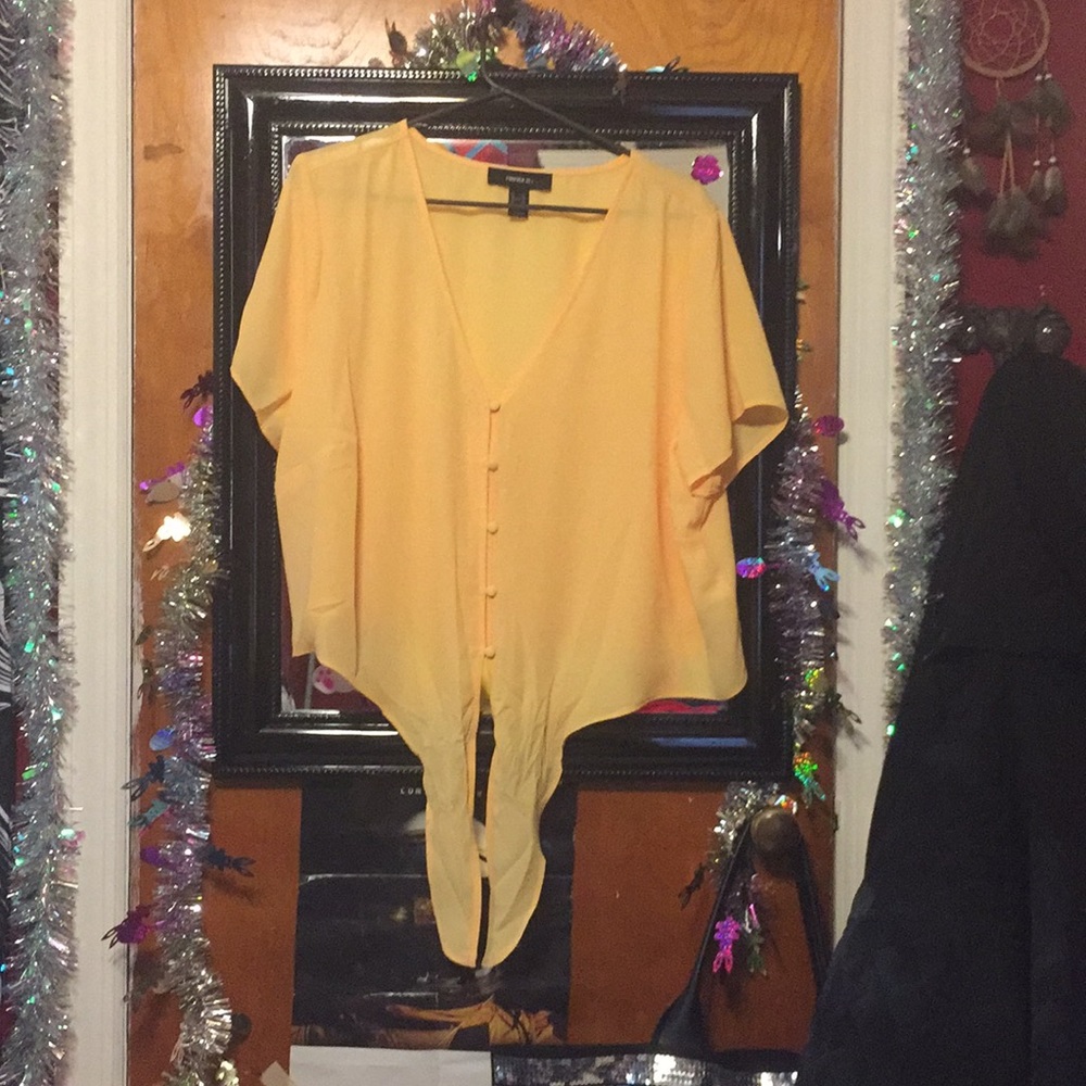 Yellow tee-shirt